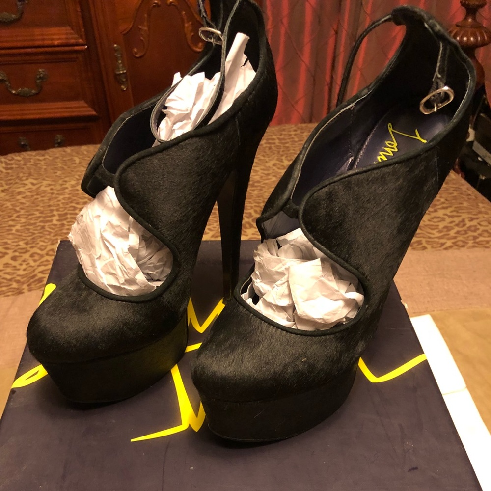 Heels - Picture 2 of 6